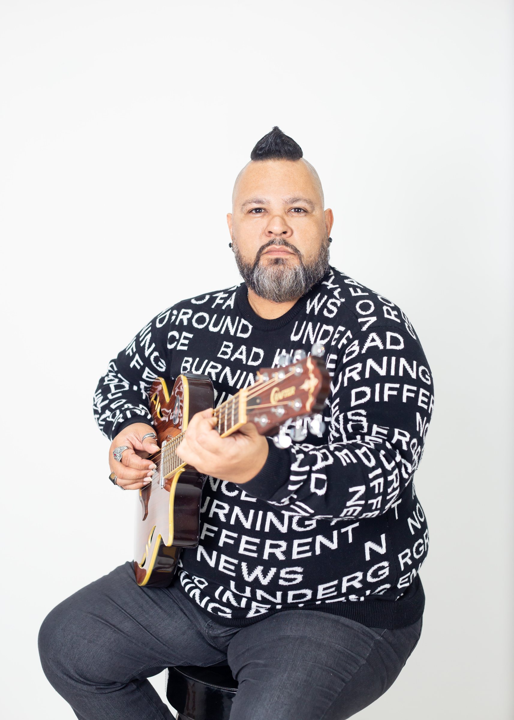 Ivan Gadelha tocando violão