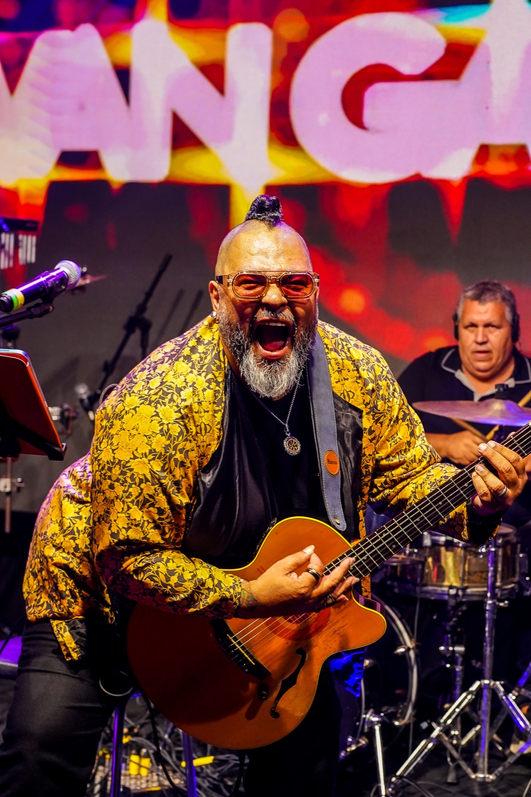 Ivan Gadelha cantando ao vivo com violão