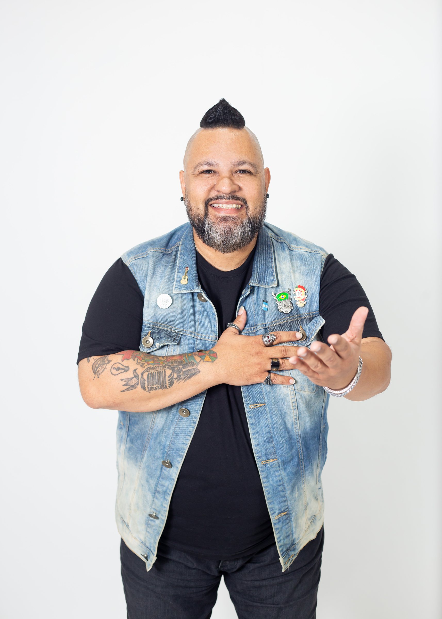 Ivan Gadelha sorrindo e estendendo a mão